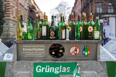 Grünes Altglas auf Altglascontainer