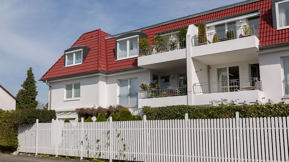 Dachgeschosswohnung, 93 Quadratmeter  Lage: Bergisch Gladbach, 14 Kilometer zum Kölner Dom  Objekt: 3 Zimmer, Baujahr 1992  Preis: 339.000 Euro  Besonderheiten: in einem sehr gepflegten Mehrfamilienhaus, mit Balkon