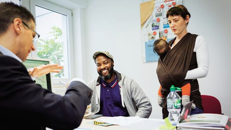 Spitze Rechnung: Finanzierungsberater Thomas Lang mit Cedric und Runa Robinson und Töchterchen Sojourner