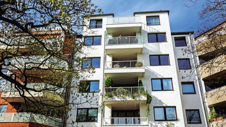 City-Apartment, 80 Quadratmeter  Lage: Düsseldorf, zentral, Stadtteil Pempelfort, nahe dem Schloss Jägerhof  Objekt: 2,5 Zimmer, 5. Obergeschoss, aus den 1980er Jahren  Preis: 326 000 Euro  Besonderheiten: Whirlpoolbadewanne, Aufzug, "süße Terrasse" mit Ausblick auf Dreischeibenhaus und den Fernsehturm, sagt die Maklerin