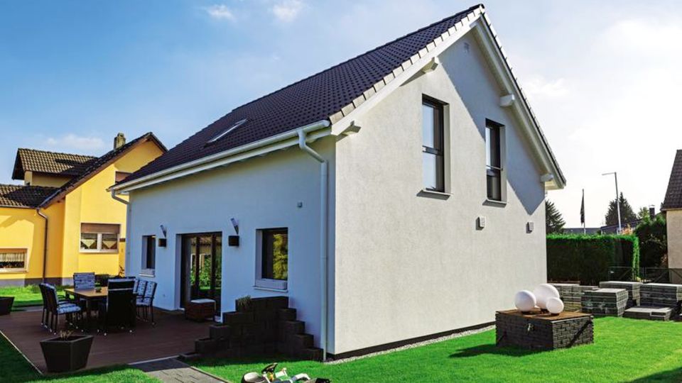 Einfamilienhaus, 151,5 Quadratmeter  Lage: Bergkamen, 25 Kilometer nordöstlich von Dortmund  Objekt: frei stehendes Einfamilienhaus, 5 Zimmer, erbaut 2016, Grundstücksgröße 585 Quadratmeter    Preis: 293.000 Euro  Besonderheiten: Fertigbau, ohne Keller, begehbarer Kleiderschrank