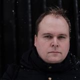 6. April 2014: Ilya Mishchenko wurde mit fünf anderen Mitstreitern festgenommen, weil sie in der unmittelbaren Nähe des Roten Platzes "die öffentliche Ordnung verletzt haben, indem sie die Arme hochgehoben und so getan haben, als ob sie Plakate hochhalten", heißt es wörtlich im Polizeibericht. Für die unsichtbaren Plakate gab es eine Geldstrafe von 20.000 Rubel, ein Durchschnittsgehalt in Russland.