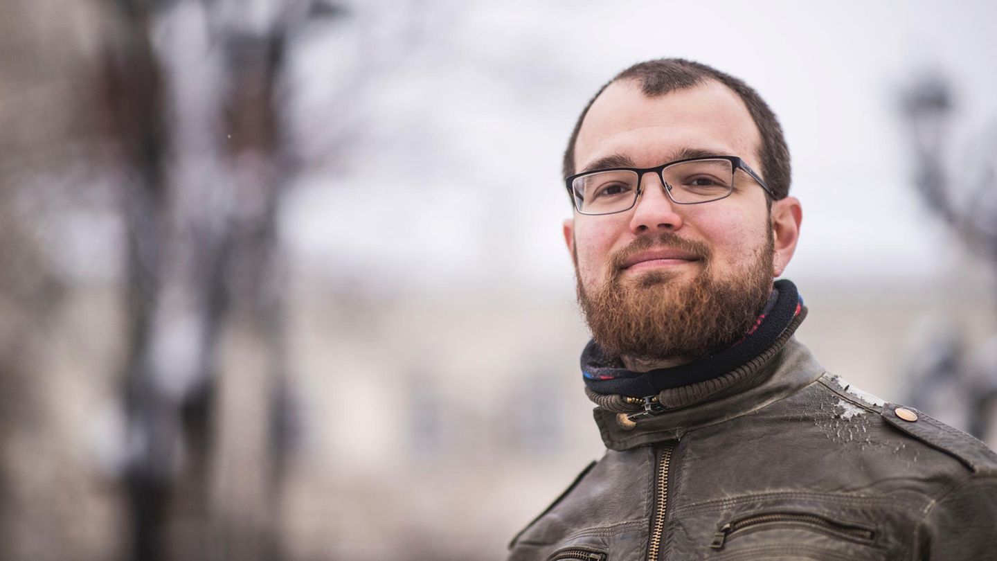 Proteste: 26. März 2017: Alexej Minjailo wurde aus heiterem Himmel in Moskau festgenommen. Jede Frage seitens Minijalo nach den Gründen, beantworteten die Beamten mit Schlägen. Im Polizeibericht hieß es schließlich, dass er bei Protesten auf dem Sretenski Boulevard festgenommen wurde, als er versucht hätte, eine Polizeikette zu sprengen. Doch zu dem angegeben Zeitpunkt gab es dort keine Proteste. Minjalo wurde dennoch wegen Ungehorsams gegenüber der Polizei und der Sprengung einer Polizeikette zu einer Geldstrafe verurteilt. 26. März 2017: Alexej Minjailo wurde aus heiterem Himmel in Moskau festgenommen. Jede Frage seitens Minijalo nach den Gründen, beantworteten die Beamten mit Schlägen. Im Polizeibericht hieß es schließlich, dass er bei Protesten auf dem Sretenski Boulevard festgenommen wurde, als er versucht hätte, eine Polizeikette zu sprengen. Doch zu dem angegeben Zeitpunkt gab es dort keine Proteste. Minjalo wurde dennoch wegen Ungehorsams gegenüber der Polizei und der Sprengung einer Polizeikette zu einer Geldstrafe verurteilt.