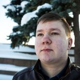 12. Juni 2017: Alexander Lebedew wurde festgenommen, weil er die Festnahme eines Demonstranten gefilmt hatte. In dem Polizeibericht heißt es, er habe ein Plakat mit der Aufschrift "Putin, verschwinde" bei sich gehabt. Das Video, das Lebedew an jenem Tag jedoch aufnahm, beweist das Gegenteilt. Das Gericht befand ihn trotzdem für schuldig. Lebedew ging mehrmals in Revision. Im Dezember 2017 wurde er zu einer Geldstrafe von 20.000 Rubel verurteilt. Er legte erneut Widerspruch ein. 