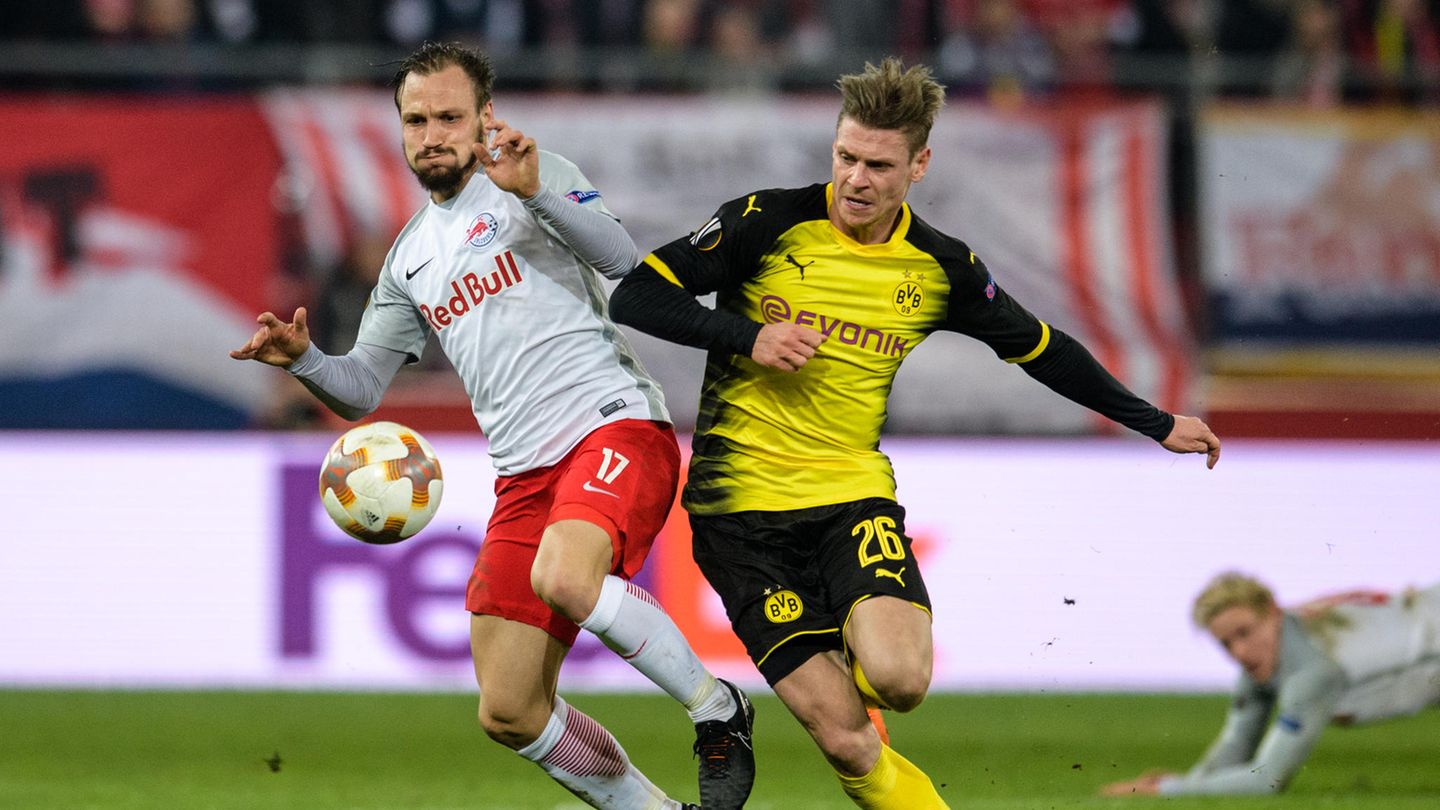 Ein Spieler von RB Salzburg und einer von Borussia Dortmund kämpfen um den Ball