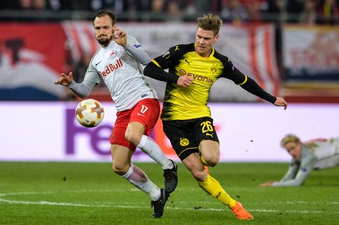Ein Spieler von RB Salzburg und einer von Borussia Dortmund kämpfen um den Ball