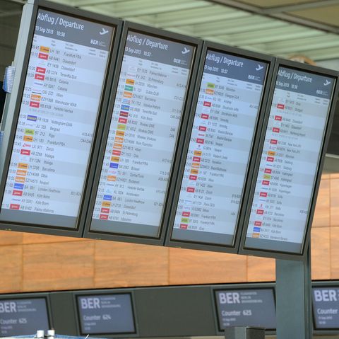 Anzeigetafeln mit fiktiven Flügen im Terminal des Hauptstadtflughafens