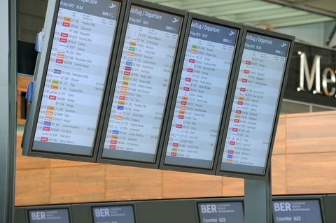 Anzeigetafeln mit fiktiven Flügen im Terminal des Hauptstadtflughafens