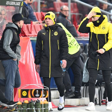 Nahm seine beiden Stars Götze (M.) und Reus (r.) zur Halbzeit runter in der Europa League: BVB-Coach Peter Stöger