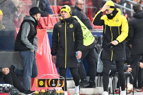 Nahm seine beiden Stars Götze (M.) und Reus (r.) zur Halbzeit runter in der Europa League: BVB-Coach Peter Stöger