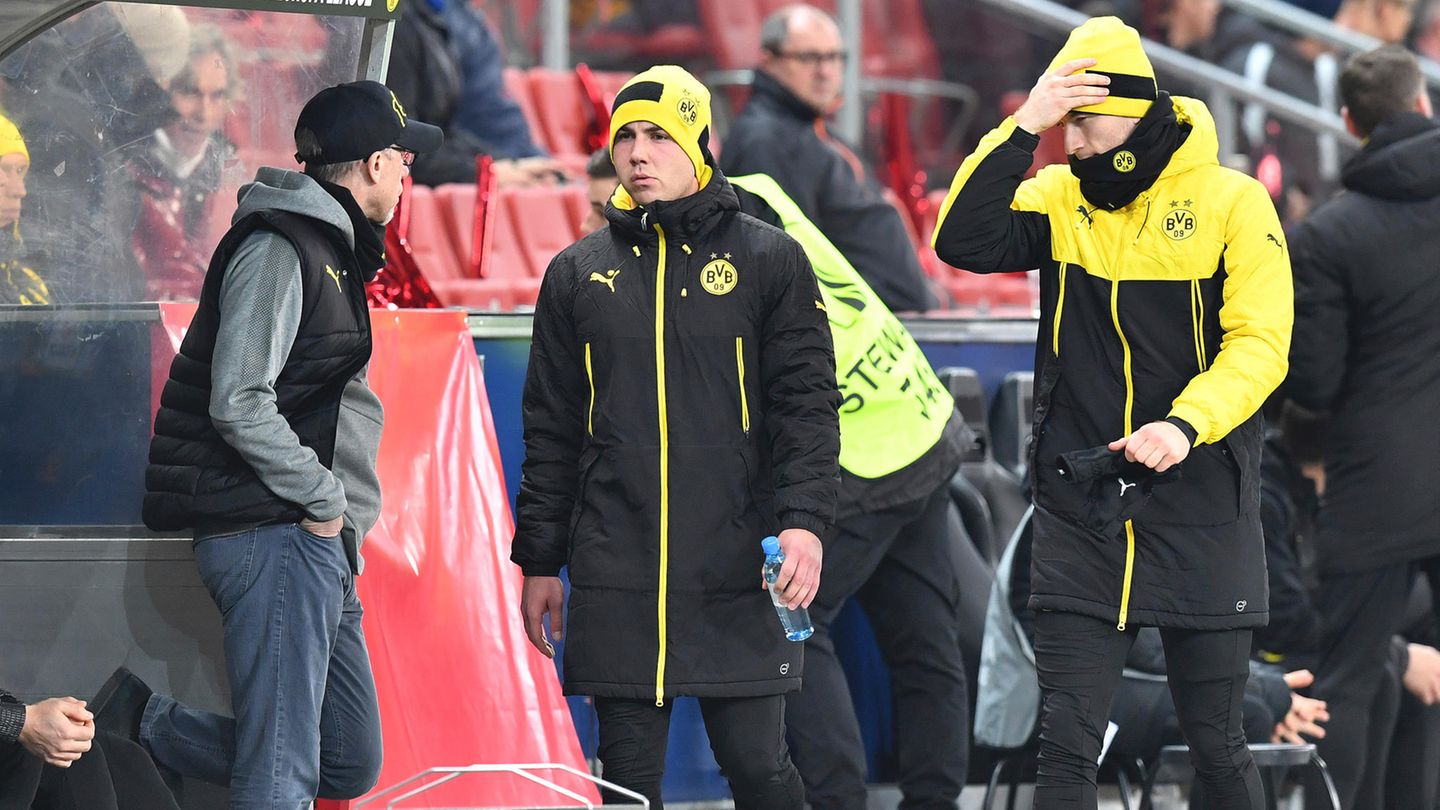 Nahm seine beiden Stars Götze (M.) und Reus (r.) zur Halbzeit runter in der Europa League: BVB-Coach Peter Stöger