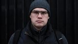 18. Juli 2013: Dmitrij Monachow wurde bei einer Aktion zur Unterstützung des Oppositionellen Alexej Nawalny festgenommen. Dabei schlugen die Beamten auf seinen Kopf und Körper ein, würgten ihn mit einem Schlagstock. Ärzte diagnostizierten später eine geschlossene Schädel-Hirn-Verletzung, Prellungen und Schrammen am Hals. bei der Anschließenden Untersuchung sagten die Polizisten aus, sie hätten Monachow bloß beruhigen wollen. Eine Anklage wurde nicht erhoben.