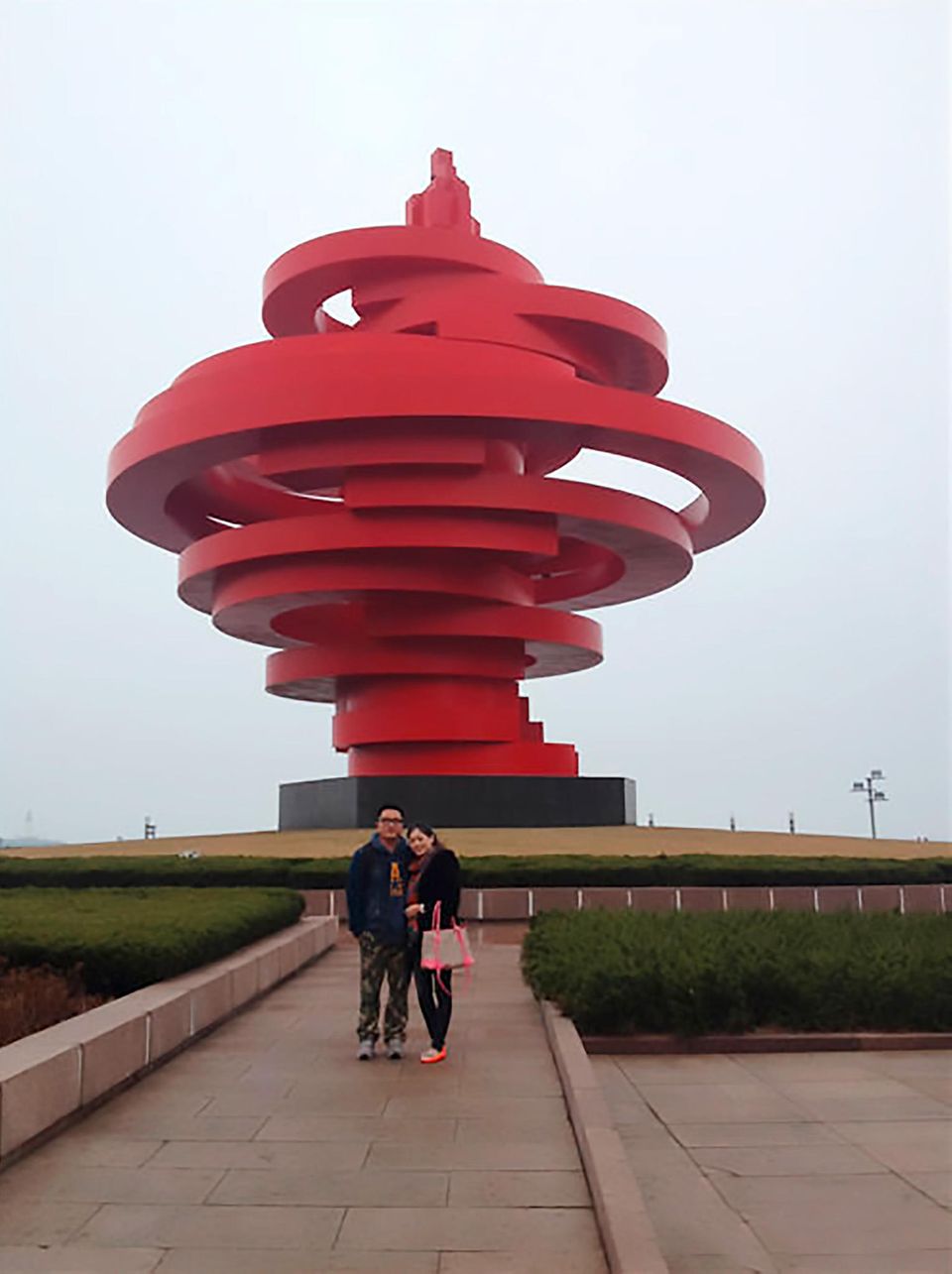 Unwissentliche Photobomb : Xue und Ye gemeinsam vor dem Denkmal am Platz des 4. Juli Xue und Ye gemeinsam vor dem Denkmal am Platz des 4. Juli