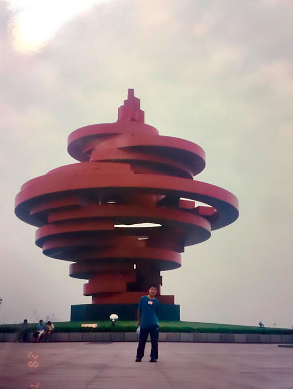 Unwissentliche Photobomb : Ye in Qingdao - am selben Tag im Jahr 2000 Ye in Qingdao - am selben Tag im Jahr 2000