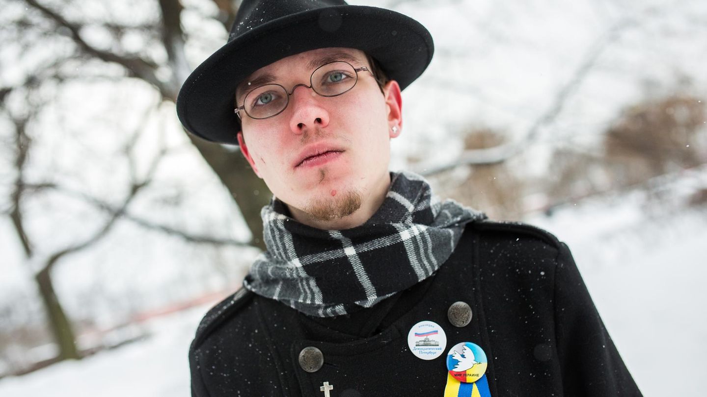 Am 12. Februar 2017: Ganz alleine stand der LGBT-Aktivist Alexander Khmelew an diesem kalten Wintertag vor der Isaakskathedrale, der größten Kirche in Sankt Petersburg. Der Priester der christlichen eucharistischen Gemeinschaften hielt ein Plakat in den Händen. "Der Allmächtige lebt nicht in von Menschen errichteten Tempeln (Apg 7:49). Das Museum gehört der Stadt". In der Kathedrale fand zu diesem Zeitpunkt eine Prozession statt, die die Idee unterstützt, den monumentalen Bau an die Orthodoxe Kirche zu übergeben. Noch gehört die Kathedrale der Stadt. Die Polizei erachtete die Aktion als eine Provokation gegen die Prozession und nahm Khmelew fest. 