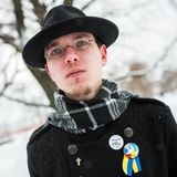 Am 12. Februar 2017: Ganz alleine stand der LGBT-Aktivist Alexander Khmelew an diesem kalten Wintertag vor der Isaakskathedrale, der größten Kirche in Sankt Petersburg. Der Priester der christlichen eucharistischen Gemeinschaften hielt ein Plakat in den Händen. "Der Allmächtige lebt nicht in von Menschen errichteten Tempeln (Apg 7:49). Das Museum gehört der Stadt". In der Kathedrale fand zu diesem Zeitpunkt eine Prozession statt, die die Idee unterstützt, den monumentalen Bau an die Orthodoxe Kirche zu übergeben. Noch gehört die Kathedrale der Stadt. Die Polizei erachtete die Aktion als eine Provokation gegen die Prozession und nahm Khmelew fest. 