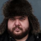 26. März 2017: Oleg Lutin wurde mit einem Bekannten auf dem Strastnoy Boulevard im Zentrum Moskaus festgenommen. Er habe eine Polizeikette auf dem Sretensky Boulevard gesprengt, rund 1,6 Kilometer entfernt, so die Begründung. Fünf Tage musste er dafür in Ordnungshaft absitzen, nur dass es gar keine Polizeikette auf dem Stretensky Boulevard an diesem Tag gegeben hatte.