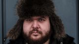26. März 2017: Oleg Lutin wurde mit einem Bekannten auf dem Strastnoy Boulevard im Zentrum Moskaus festgenommen. Er habe eine Polizeikette auf dem Sretensky Boulevard gesprengt, rund 1,6 Kilometer entfernt, so die Begründung. Fünf Tage musste er dafür in Ordnungshaft absitzen, nur dass es gar keine Polizeikette auf dem Stretensky Boulevard an diesem Tag gegeben hatte.