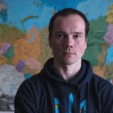 7. Dezember 2015: Ildar Dadin ist bislang der einige Mensch in Russland, der wegen wiederholter Verletzung der öffentlichen Ordnung und der Abhaltung von Einzelprotesten nach Artikel 212.1 des Strafgesetzbuches verurteilt wurde. Er hielt anderem Mahnwachen gegen den Krieg in der Ukraine ab und nahm an Anti-Regierungs-Protesten sowie Demonstrationen für LGBT-Rechte teil. Dafür wurde er zu drei Jahren Gefängnis verurteilt. In der Haft wurde Dadin offenbar gefoltert, mehrere Mithäftlinge bestätigten seine Angaben. Aufnahmen der Überwachungskameras, die dies widerlegen oder beweisen könnten, sind allerdings verschwunden.   Nachdem der Fall internationales Aufsehen erregt hatte, hob das Oberste Gericht am 22. Februar 2017 das Urteil gegen Dadin auf. Am 26. Februar wurde er nach 15 Monaten Lagerhaft frei gelassen, jedoch mit einem Ausreiseverbot belegt.