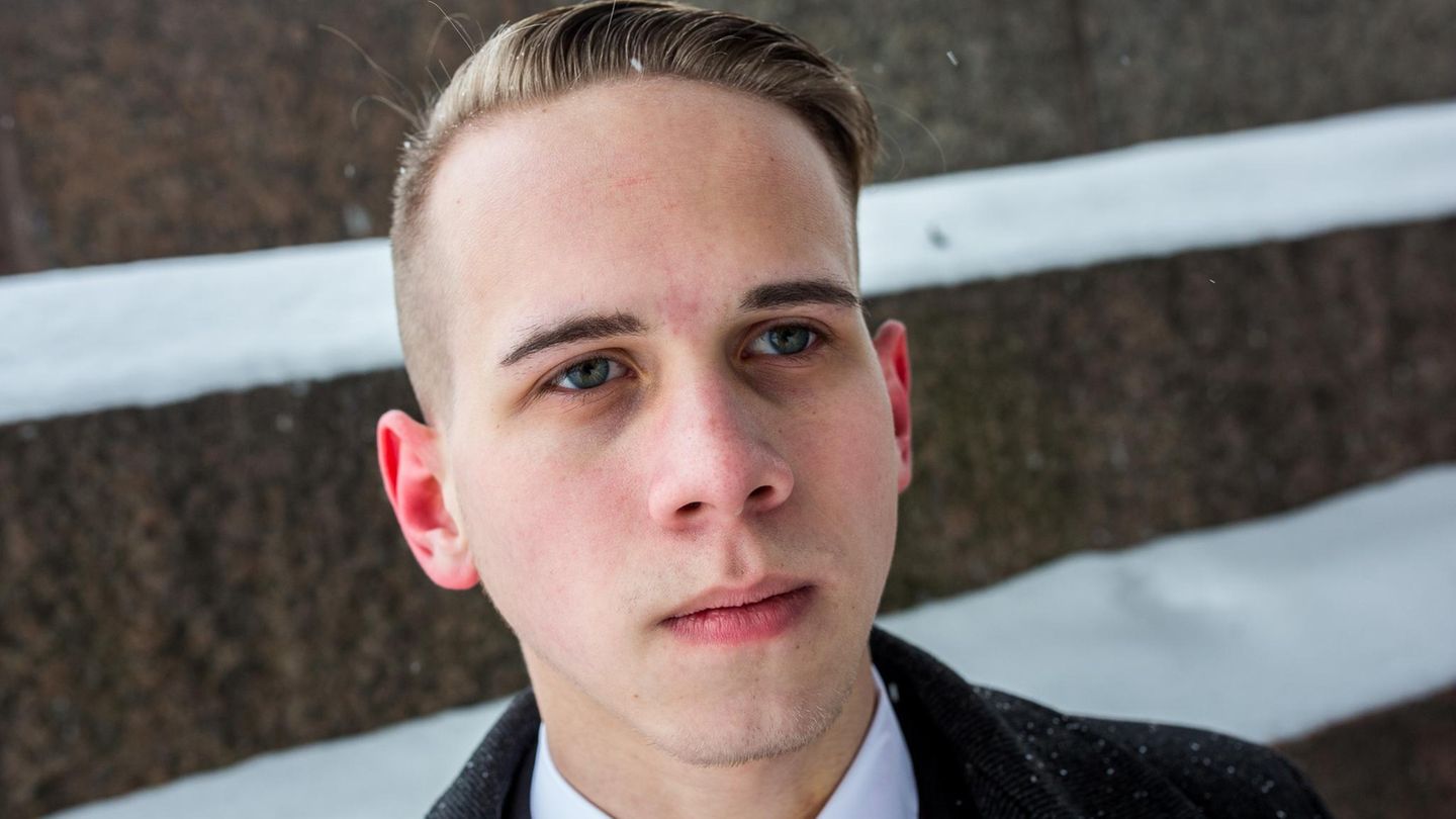 12. Juni 2017: Dmitrij Mjakschin nahm an einer Anti-Korruption-Demonstration in Sankt Petersburg teil. Er wurde festgenommen, weil er einen Polizeibeamten verletzt haben soll, während er zu fliehen versuchte. Dabei zeigt ein Video von der Festnahme, dass der betroffene Beamte wohl nur unglücklich zusammen mit dem Schüler stürzte. Das Verfahren gegen Mjakschin läuft, er befindet sich unter Hausarrest. 