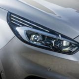 Die Scheinwerfer blitzen aggressiv