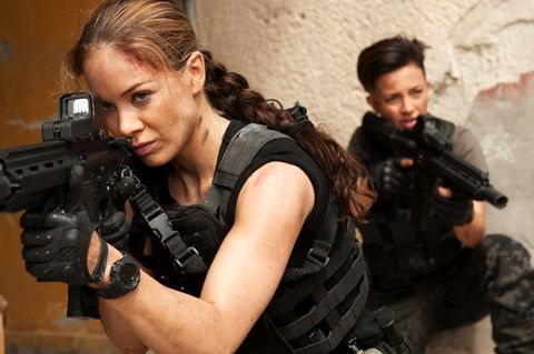 Coole Sprüche, Frauen (und Männer) mit Muskel und jede Menge Explosionen - so wird bei "Strike Back" die Welt gerettet.