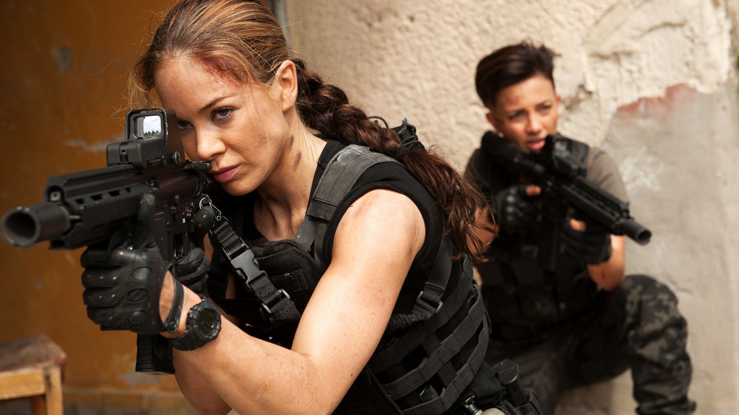Coole Sprüche, Frauen (und Männer) mit Muskel und jede Menge Explosionen - so wird bei "Strike Back" die Welt gerettet.
