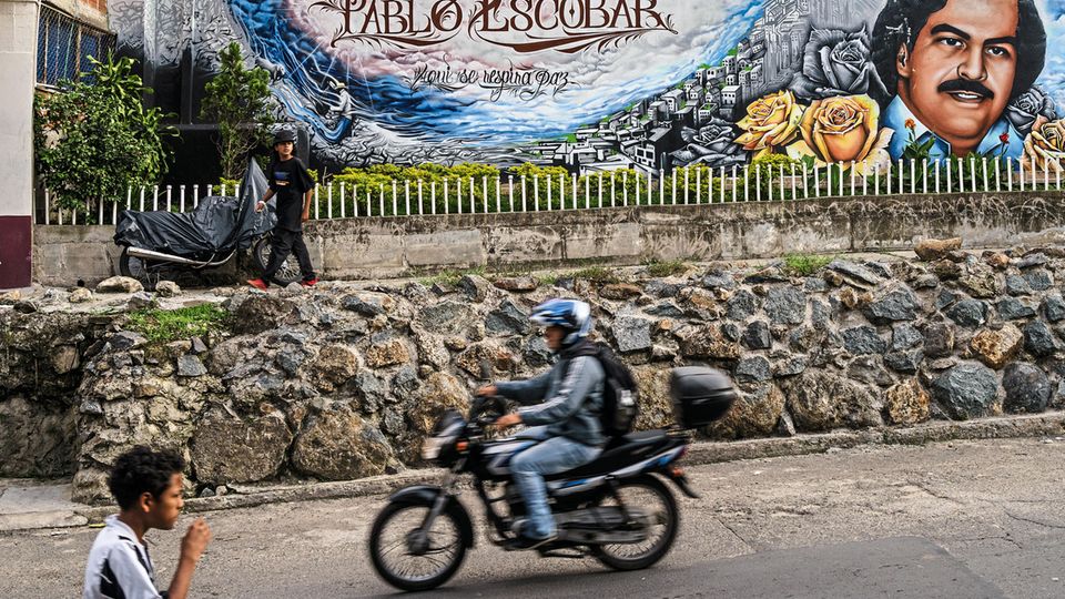 Drogenboss: Über dem Tal von Medellín liegt das Viertel Pablo Escobar, in dem er wie eine Gottheit verehrt wird Über dem Tal von Medellín liegt das Viertel Pablo Escobar, in dem er wie eine Gottheit verehrt wird