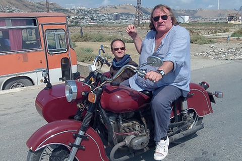 Gérard Depardieu sitzt im Beiwagen eines Motorrades, das Gérard Depardieu fährt