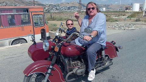 Gérard Depardieu sitzt im Beiwagen eines Motorrades, das Gérard Depardieu fährt