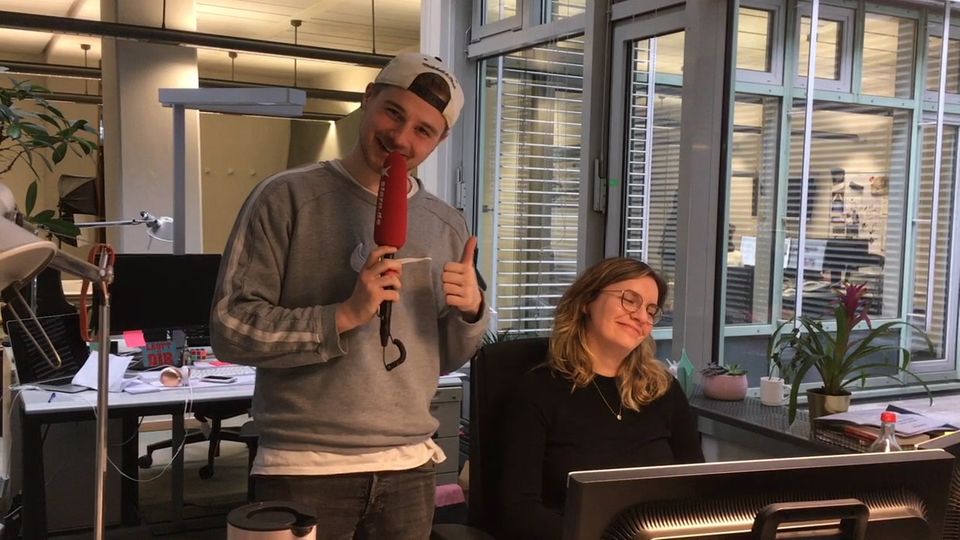 Unser Redakteur erzählt einer Kollegin einen Flachwitz