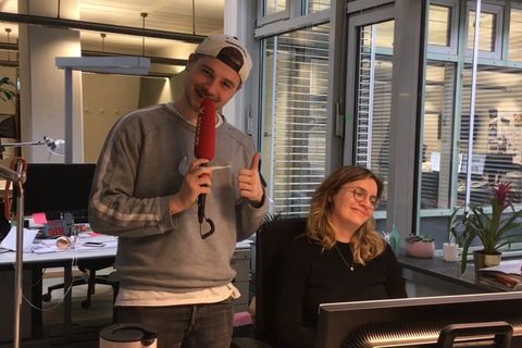 Unser Redakteur erzählt einer Kollegin einen Flachwitz