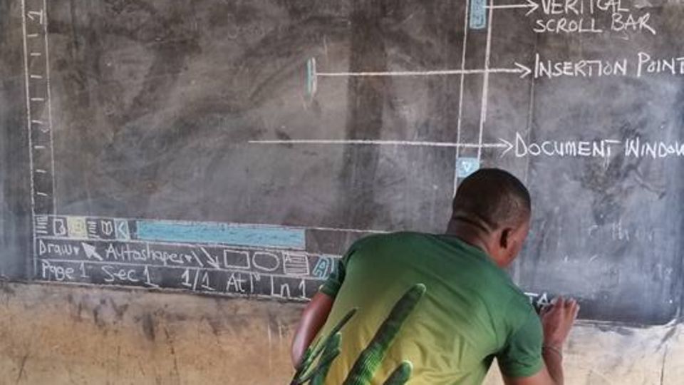 Jetzt erhält er Computer-Spenden: Warum dieser Lehrer aus Ghana Microsoft Word auf die Tafel malt