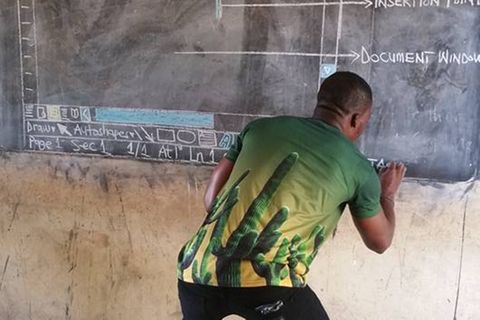 Jetzt erhält er Computer-Spenden: Warum dieser Lehrer aus Ghana Microsoft Word auf die Tafel malt