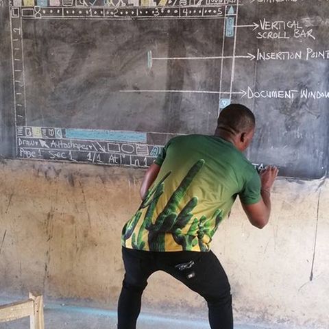 Jetzt erhält er Computer-Spenden: Warum dieser Lehrer aus Ghana Microsoft Word auf die Tafel malt