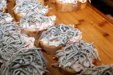 Gern als Tapas für horrende Preise serviert: Angulas auf Brot