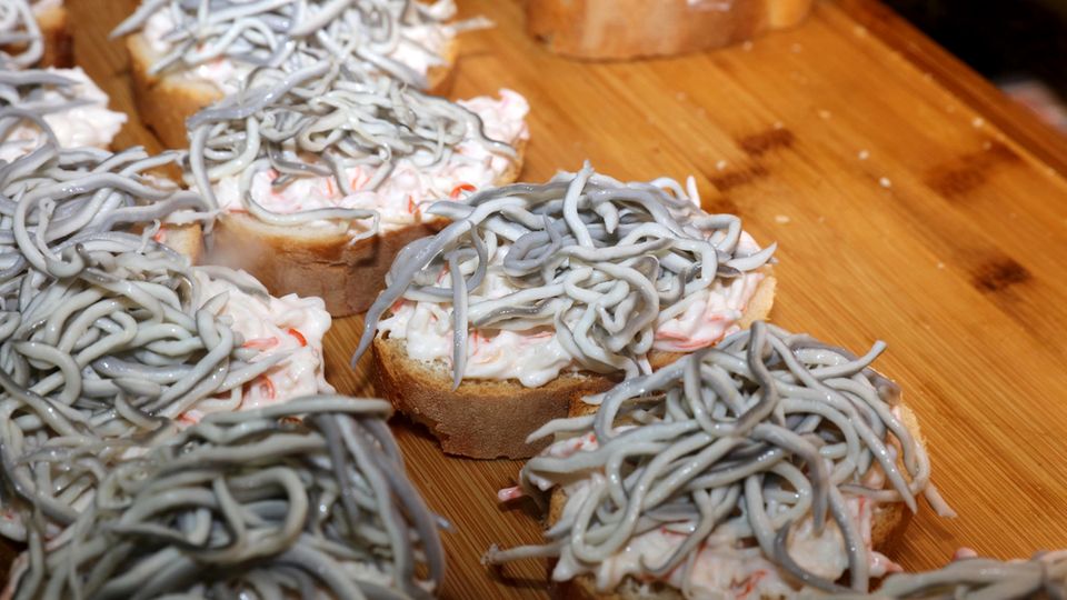 Fisch, Fleisch oder doch Gemüse?: Gern als Tapas für horrende Preise serviert: Angulas auf Brot Gern als Tapas für horrende Preise serviert: Angulas auf Brot
