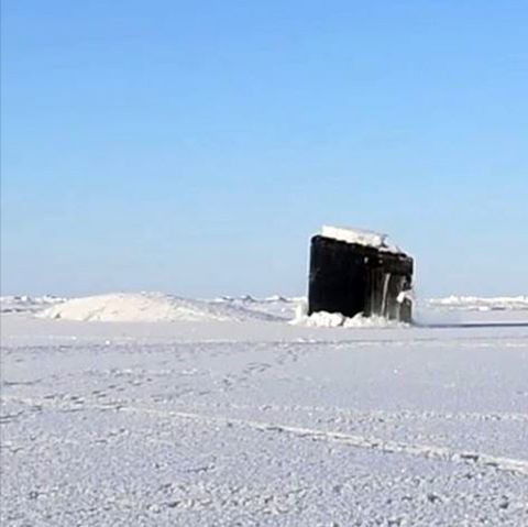 Ein Besatzungsmitglied der "USS Hartford" manövriert das U-Boot kurz nachdem es das Eis durchbrochen hat