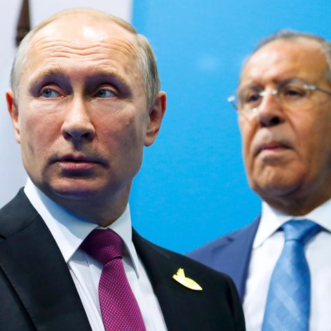 Russlands Präsident Wladimir Putin (l.) und Außenminister Sergej Lawrow (r.) senden nicht nur nach Großbritannien ein Signal der Stärke, sondern auch ans eigene Volk (Archivbild vom Juli 2017)