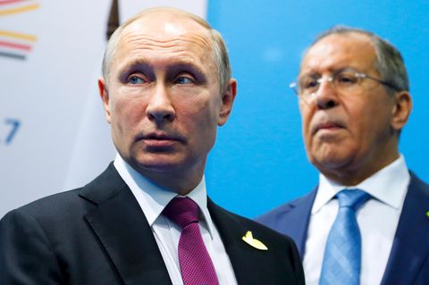Russlands Präsident Wladimir Putin (l.) und Außenminister Sergej Lawrow (r.) senden nicht nur nach Großbritannien ein Signal der Stärke, sondern auch ans eigene Volk (Archivbild vom Juli 2017)