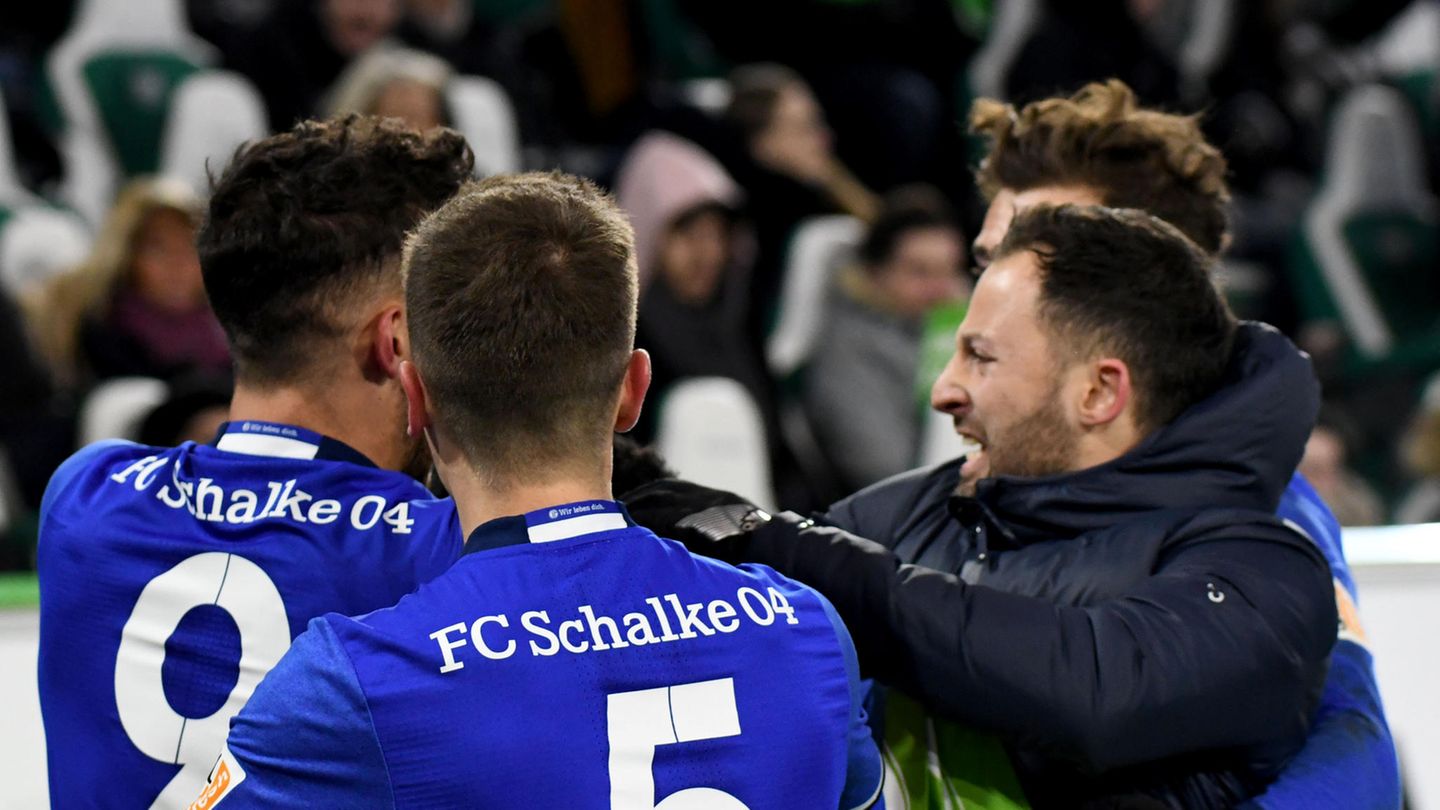 Schalkes Trainer Domenico Tedesco (r.) hatte allen Grund, mit seinen Spielern zu jubeln