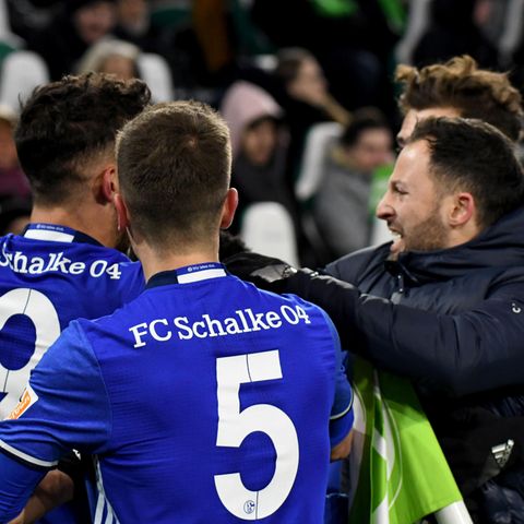 Schalkes Trainer Domenico Tedesco (r.) hatte allen Grund, mit seinen Spielern zu jubeln