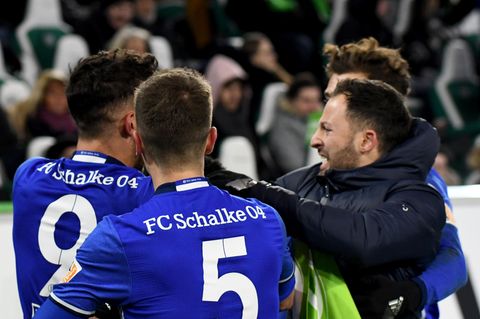 Schalkes Trainer Domenico Tedesco (r.) hatte allen Grund, mit seinen Spielern zu jubeln