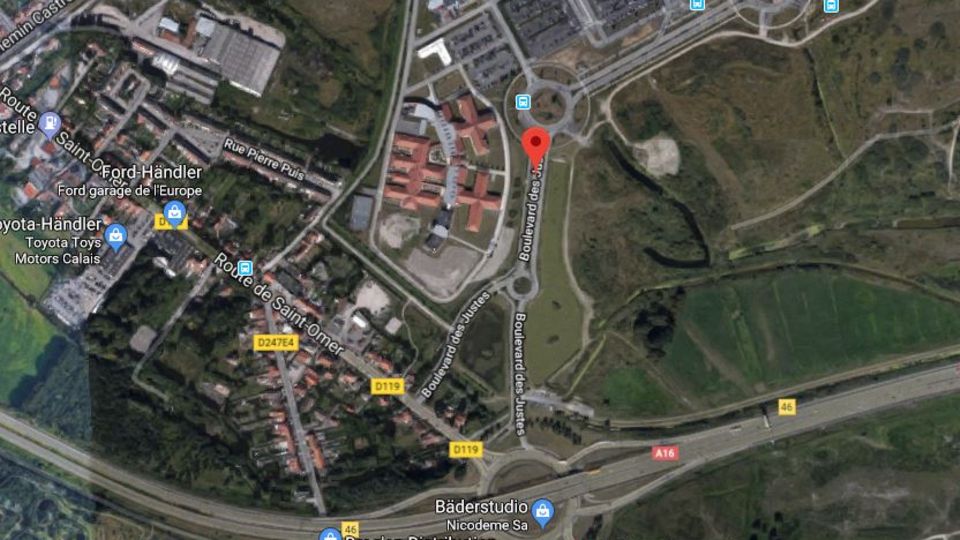Ein Satellitenbild zeigt eine Krankenhausgelände in Calais sowie mehrere Kreisel und eine Autobahn