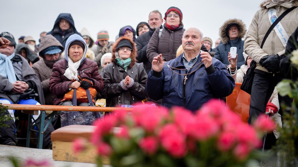 Gottesmutter: Salvatore Caputa, selbst ernannter Seher aus Italien, blickt während der angeblichen Erscheinung der Heiligen Maria in den Himmel. Das Erscheinen der Maria soll sich durch den Duft nach Rosen bemerkbar machen. Salvatore Caputa, selbst ernannter Seher aus Italien, blickt während der angeblichen Erscheinung der Heiligen Maria in den Himmel. Das Erscheinen der Maria soll sich durch den Duft nach Rosen bemerkbar machen.