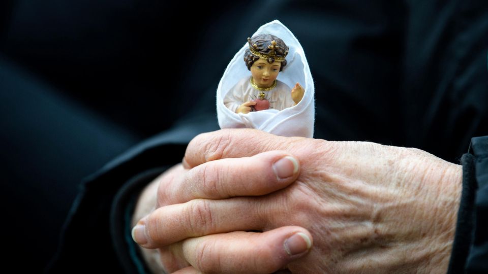 Gottesmutter: Anhänger des Sehers sind für die Marien-Erscheinung nach Unterflossing gekommen Anhänger des Sehers sind für die Marien-Erscheinung nach Unterflossing gekommen