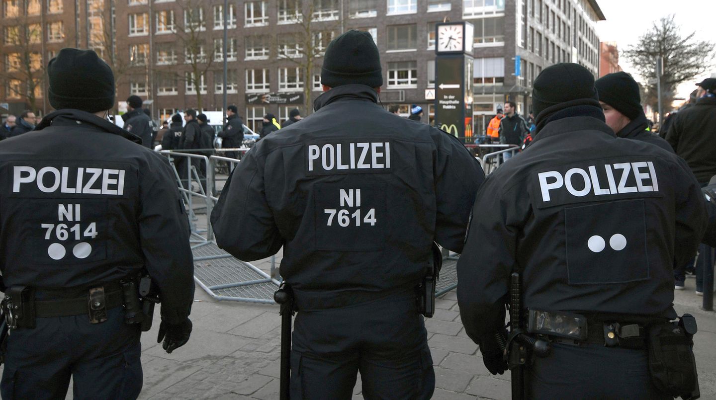 Die Polizei muss immer wieder vor und bei Fußballspielen eingreifen (Symbolbild)