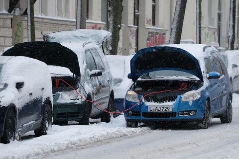 Leipzig: Einem Auto wird Starthilfe gegeben. Das Winterwetter hat Deutschland weiterhin fest im Griff.