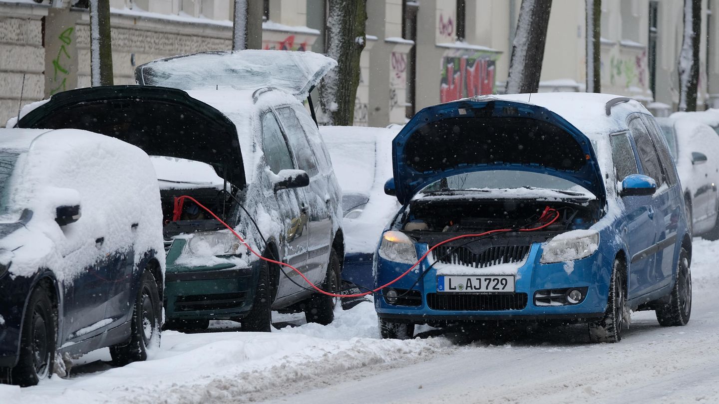 Leipzig: Einem Auto wird Starthilfe gegeben. Das Winterwetter hat Deutschland weiterhin fest im Griff.
