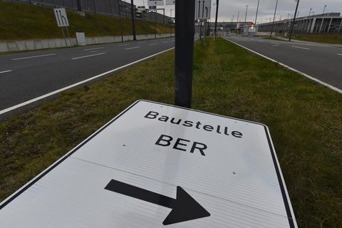 Umgekipptes Schild weist den Weg zur Baustelle des Flughafens Berlin Brandenburg